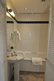 The Hillcrest Hotel - Bathroom