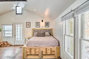 Chic Prattsville Studio w/ Private Hot Tub! - Interiør