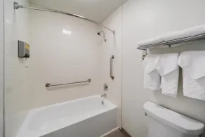 Best Western Plus Hilltop Inn - Salle de bain
