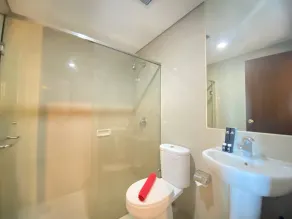 Deluxe & Well Appointed 2BR at El Royale Apartment By Travelio - Badezimmer