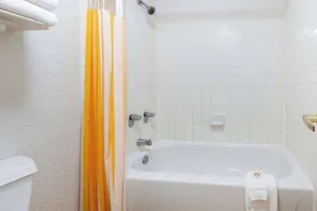 Super 8 by Wyndham The Woodlands North - Salle de bain
