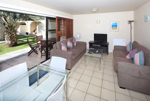 Onetangi Beach Apartments - Chambre