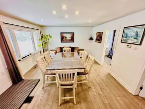 Charming Bungalow Retreat in Whitby, Canada - Comedor