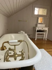 Stirling House - Bathroom