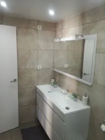 2 Bedroom Newly Renovated Bungalow Close to Bars Restaurants - Badrum