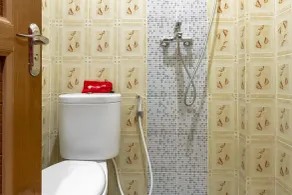 RedDoorz Plus @ Gunungsari Surabaya - Badezimmer