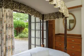 Watermouth Castle, South Court Apartment - Zimmer