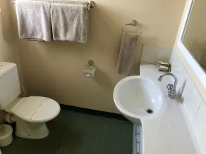 Sheffield Motor Inn - Bathroom