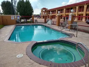 Econo Lodge Inn & Suites West - Energy Corridor - Pool