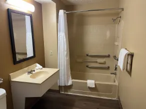 HomeTowne Studios & Suites by Red Roof Greensboro - Badrum