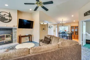 10 Mi to Redding: Serene Escape w/ Spacious Yard! - Innenbereich