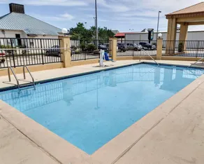 Quality Suites Baton Rouge East - Denham Springs - Piscine