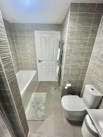 Grand 4-bed House in Ebbsfleet Valley, Garden & Parking Space - Baño