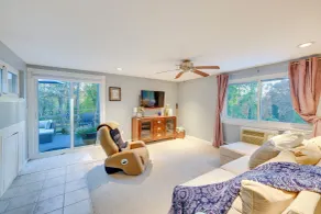 Cozy Dix Hills Apt w/ Deck ~ 7 Mi to Beach! - Interior