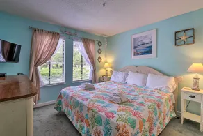 Beach + Pool Access: Colorful Hilton Head Condo! - Innenbereich