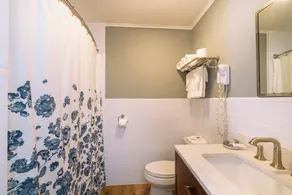 Iron Masters - Inn on Main - Badezimmer