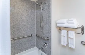Holiday Inn Hotel & Suites Beaufort at Highway 21 by IHG - Salle de bain