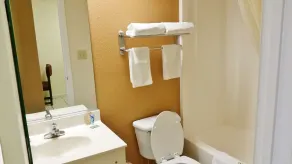 Country Hearth Inn & Suites Augusta - Bathroom