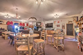 Pheasant Game Farm Missouri Vacation Rental! - Interiör