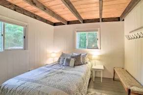 Maine Lakefront Escape: Dock, Watercraft, Fire Pit - Interiör