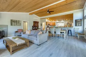Peaceful Lower Lake Home ~ 5 Mi to Clear Lake! - Innenbereich