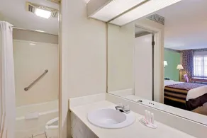 Days Inn & Suites by Wyndham Starkville - Salle de bain