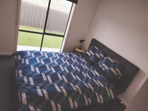 Modern and cosey 4 bedroom house walk to beach - Room