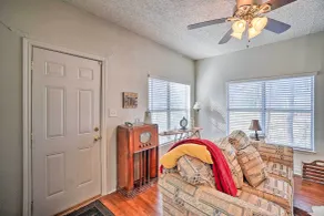 4 Miles to Lake Jacksboro: Cozy Texas Cottage - Innvendig