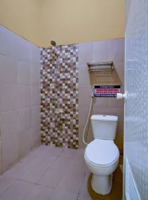 Reddoorz Syariah at House Of Melati Kepanjen - Baño