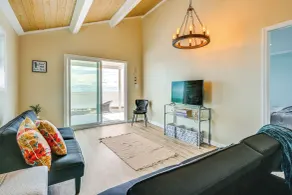 Serene Lakefront Standish Home w/ Fire Pit & Grill - Interiør