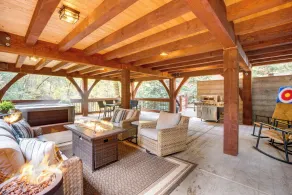 Bear Lodge Waterfront Cabin w/ Level 2 EV Charger - Innenbereich
