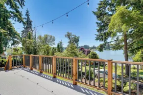 Walk to Spanaway Lake: Chic Home w/ Rooftop Deck! - Innvendig