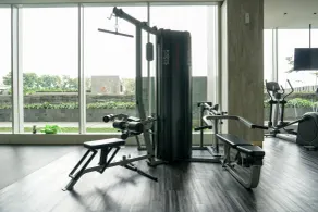 Comfortable Design 1BR Apartment Ciputra International By Travelio - Fitnessbereich