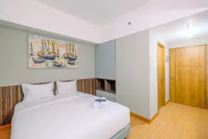 Comfortable Pool View Studio Room at Gateway Park LRT City Jatibening Apartment By Travelio - Zimmer
