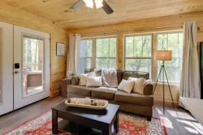 Fish & Hike: Cabin Hideaway w/ Deck in Alabama - Innenbereich