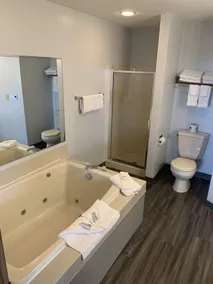 Cherry Hills Golf & Lodge - Bathroom