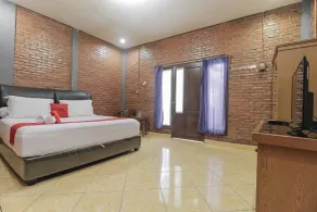 RedDoorz Plus At Ampera Raya - Chambre