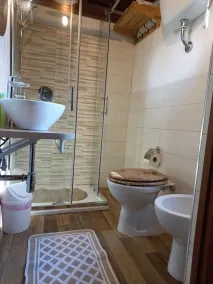 The Little House of Vacone Italy - Bathroom