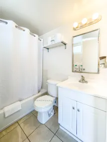Ocean Court Beachfront Hotel - Bathroom
