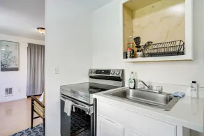 5 Mi to Dtwn Oakland: Studio w/ Shared Patio - Interior