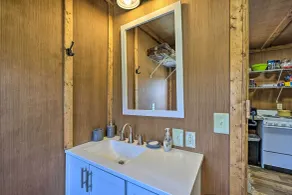 Cozy Cookson Cabin w/ Fire Pit: 1 Mi to Lake! - Innenbereich
