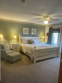 Spacious 2-Story Condo by the Lake - Quarto