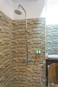 Lilac Elevate Inn - Bathroom