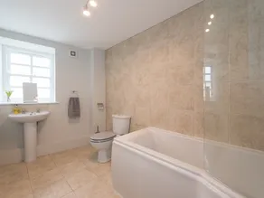 Hamilton House Holiday Apartment - Bathroom