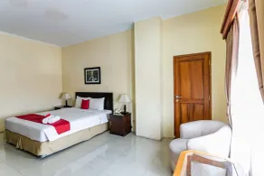 RedDoorz Plus near Alun Alun Karanganyar - Room