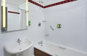 Leonardo Hotel Milton Keynes - Bathroom