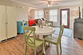 Rockport Bayfront Studio w/ Patio: 'Casa Familia' - Interior