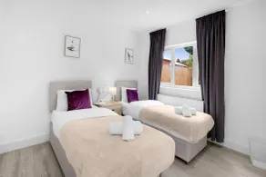 Modern 3 Bedroom, 2 Bathroom Home in Edgware - Room