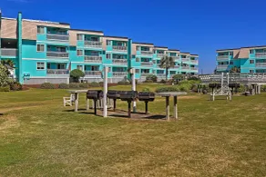 Oceanfront corner condo with balcony, washer/dryer, AC, & pool access - Interior