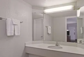 Travelodge by Wyndham Houston Cy-Fair - Badezimmer
